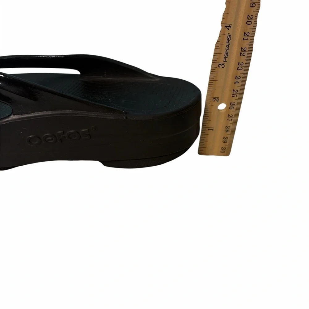 OOFOS Women’s Size 6 Recovery Oolala Luxe Shiny Black Comfort Thong Sandals